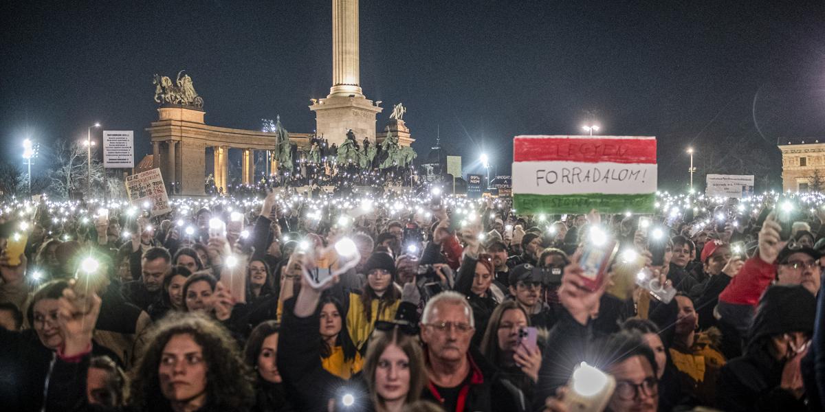 Tartós napirend-meghatározó
szerepük
az úgynevezett
influenszereknek
sem volt