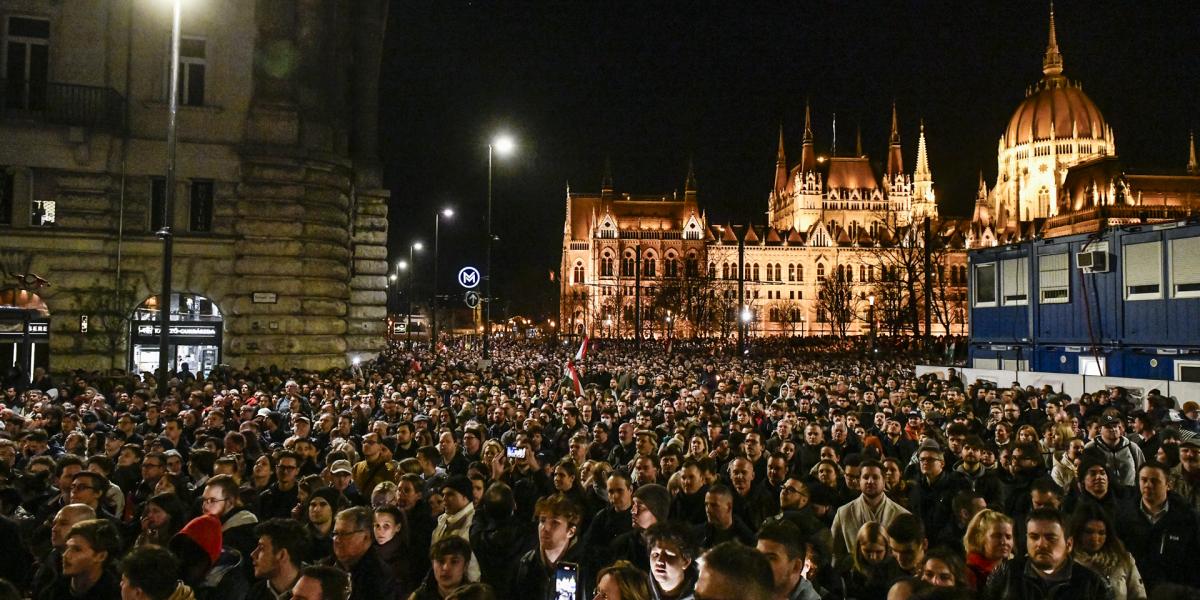 A másfél héttel ezelőtti tüntetésen résztvevők számának a sokszorosát várják a Kossuth térre