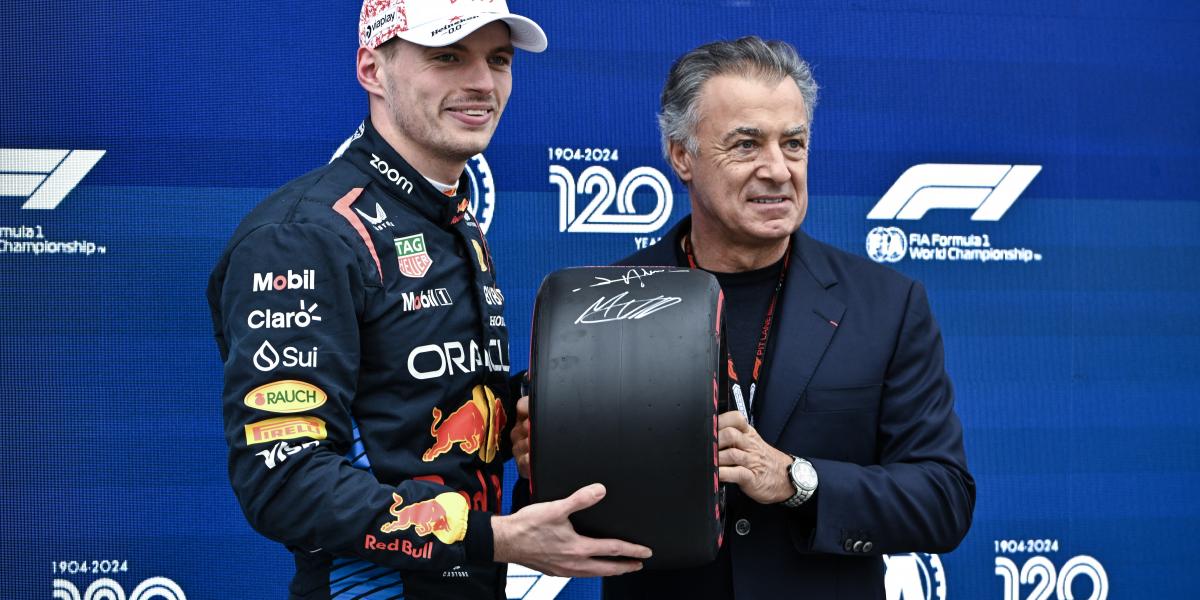 Max Verstappen Szuzukában egy korábbi Forma-1-es pilótával, a francia Jean Alesivel pózol