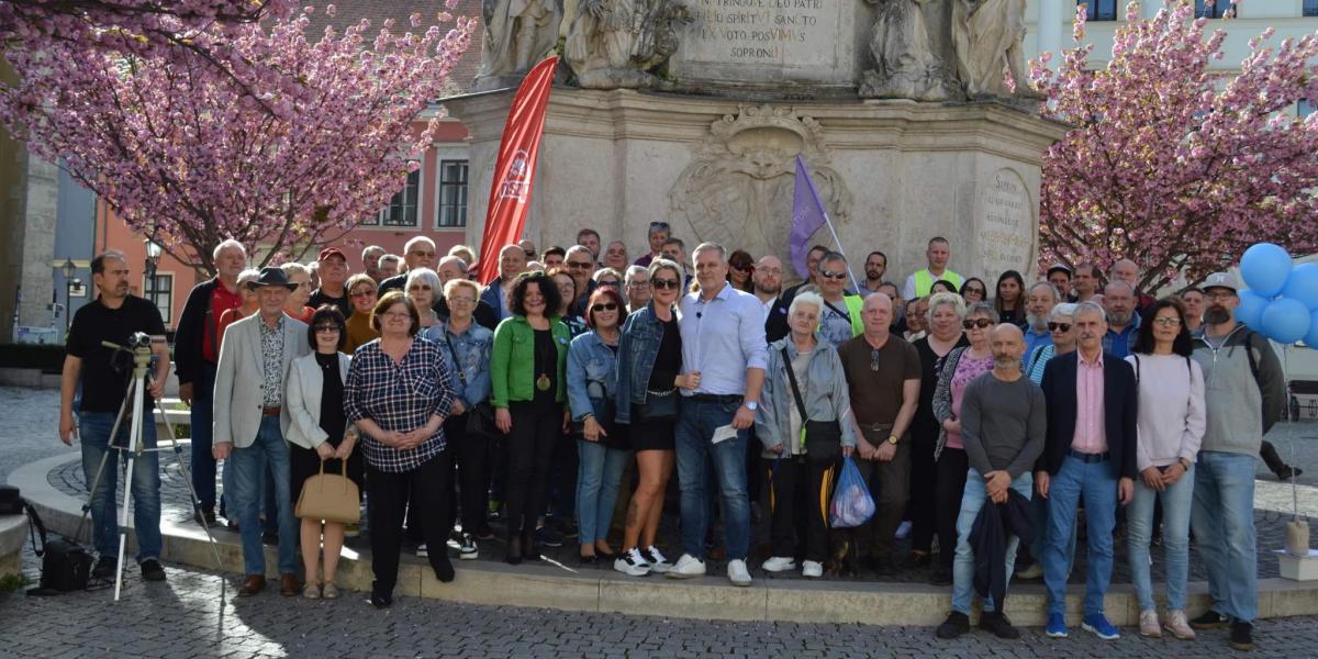 Sovány Endre (a képen világoskék ingben középen) hat napja jelentette be, hogy  független polgármesterjelöltként indul Sopronban az MSZP és a Momentum helyi szervezetének a támogatásával