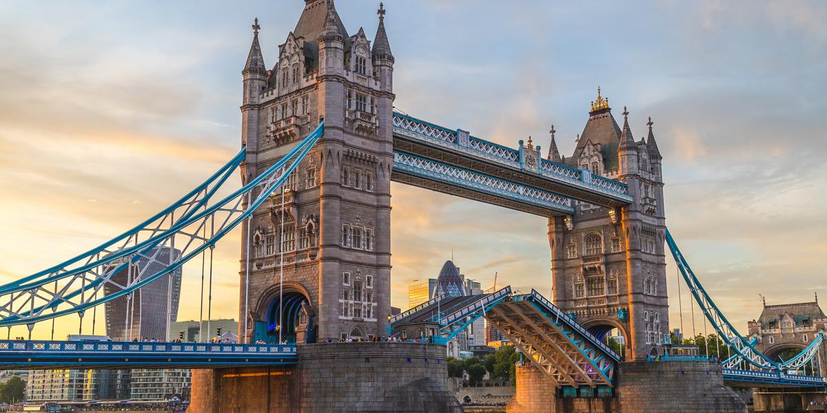 A Tower Bridge a Temzén. Szinte mindennap
egyszer felnyitják