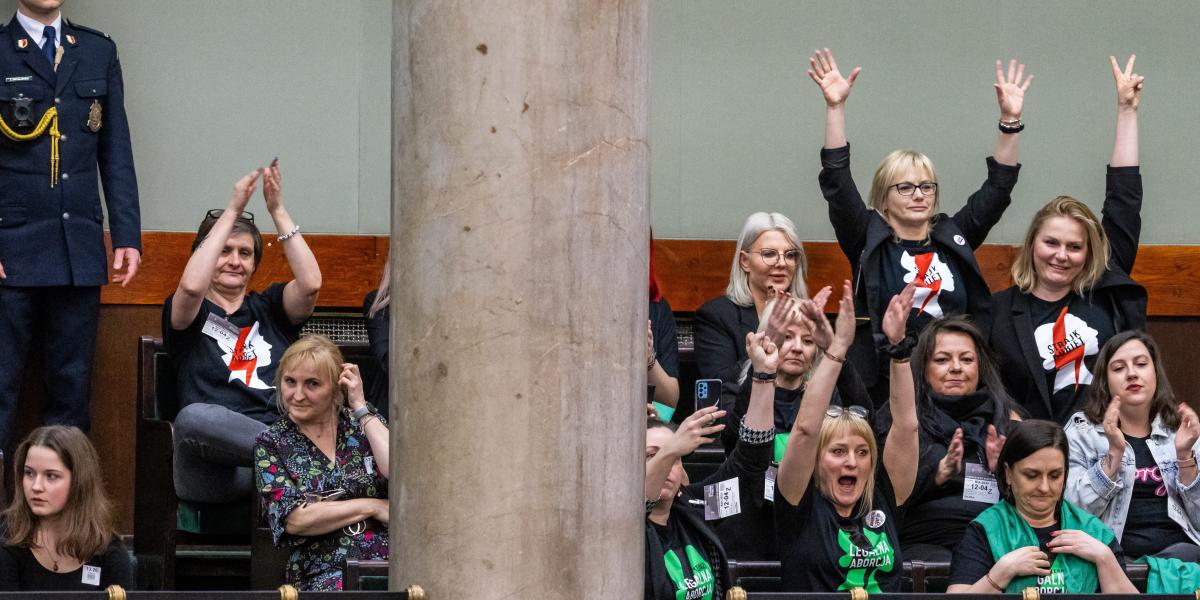 Az abortusz legalizálásának kezdeményezését üdvözlő aktivisták a lengyel parlamentben