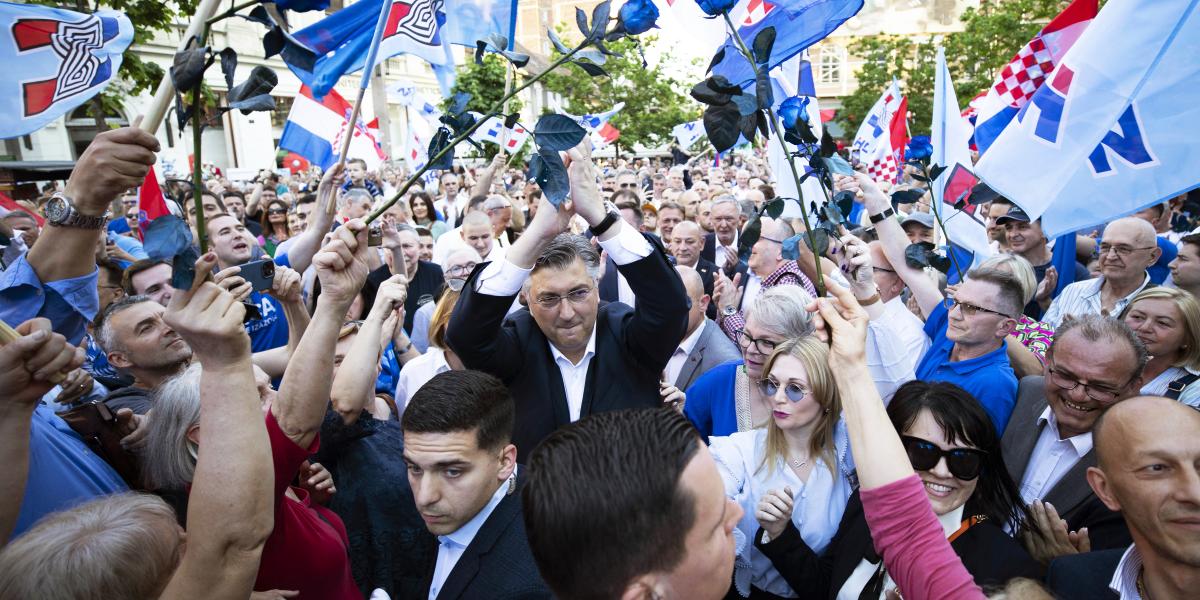 Andrej Plenkovic miniszterelnök támogatói körében a kampányban