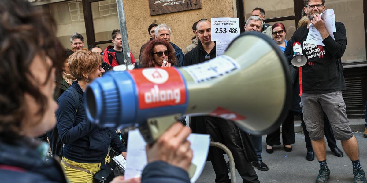 Előzőleg április 17-én demonstráltak a Kulturális és Innovációs minisztérium épülete előtt