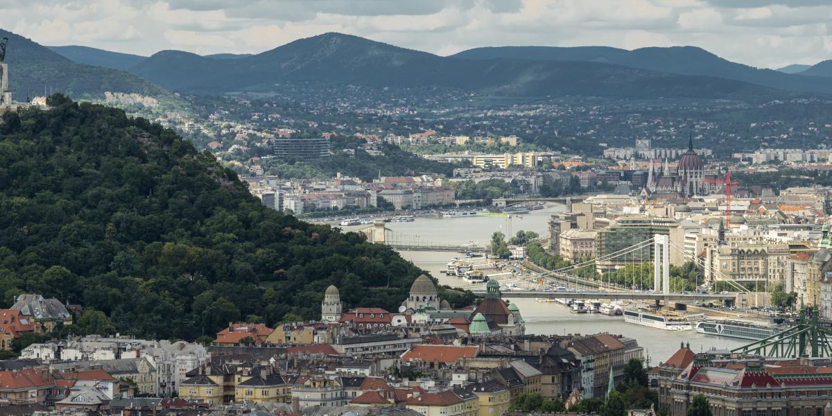 Fővárosi látkép. Háttérben a Parlament