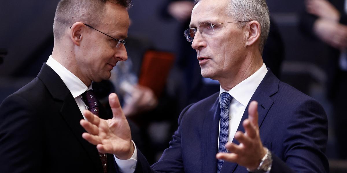 Szijjártó Péter magyar külügyminiszter és Jens Stoltenberg NATO-főtitkár