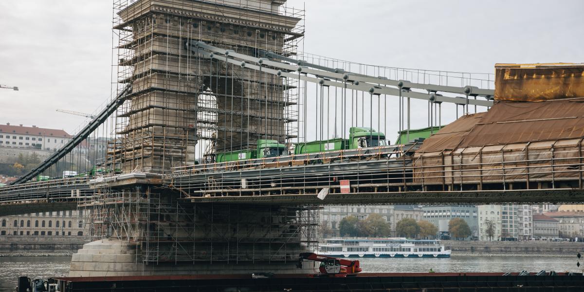 A Széchenyi Lánchíd felújítása 2022. november 12-én. 