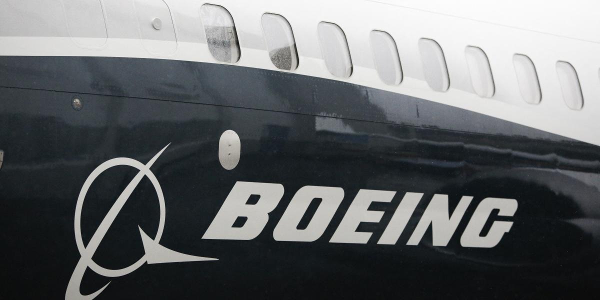 A Boeing logója 2017-ben az első üzembe állított Boeing 737 MAX 9 típusú repülőgépen 2017 március 7-én