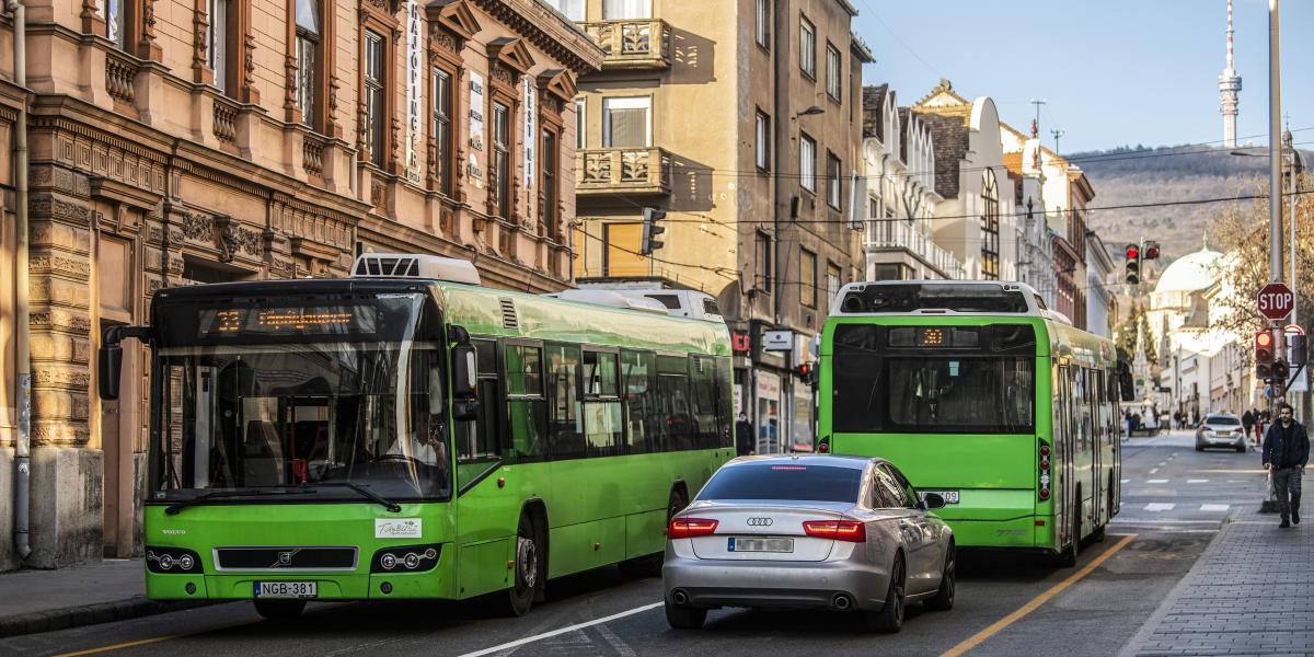 Az akkor még fideszes vezetésű város cége 115 használt Volvo buszt vett 3,5 milliárd forintért, holott korábban ugyanezt a flottát és még nyolc buszt 2,8 milliárdos áron kínálták eladásra