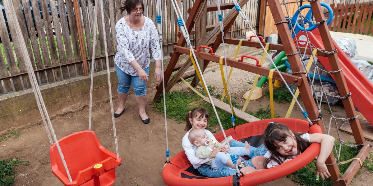 Jenei Ilona, aki hat évvel ezelőtt két kislányt fogadott örökbe, elnyerte az év nevelőszülője címet