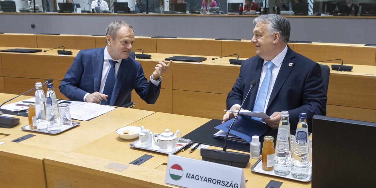 Donald Tusk lengyel és Orbán Viktor magyar kormányfő a március 22-i EU-csúcson