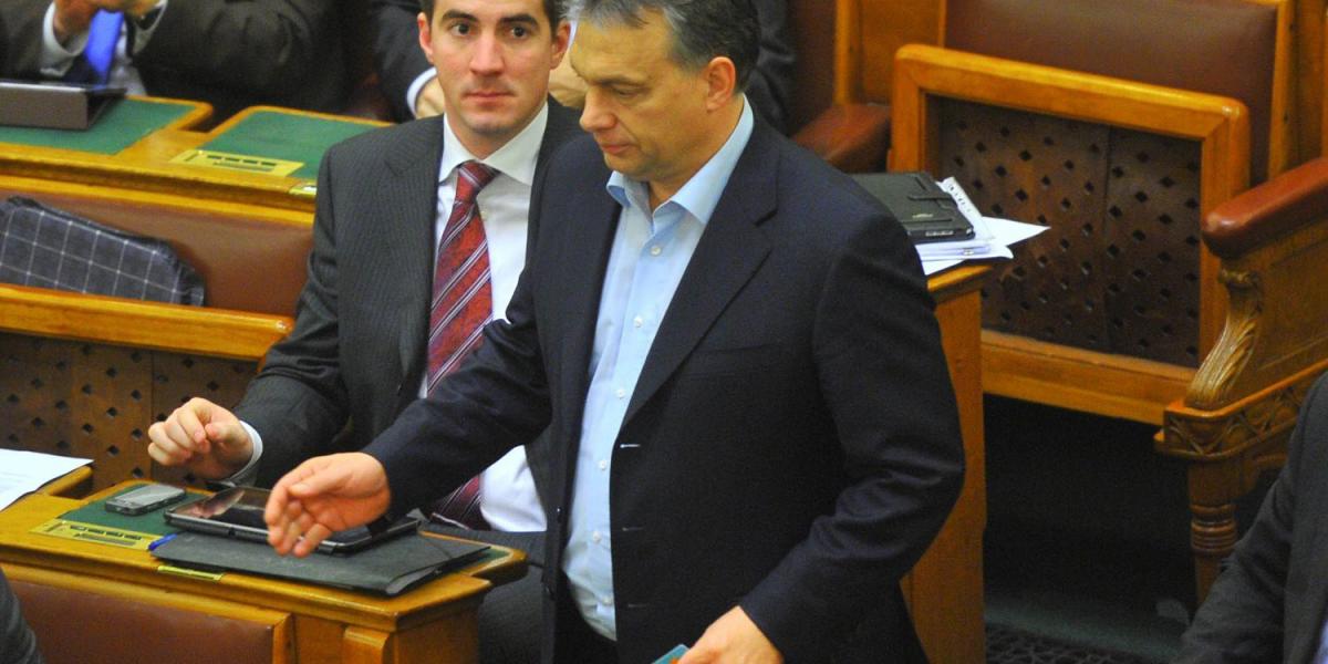 Kocsis Máté Orbán Viktor mögött. A polgármester javaslata alapján a kormányfőnek is évente kellene vizeletet adnia FOTÓ: VAJDA J