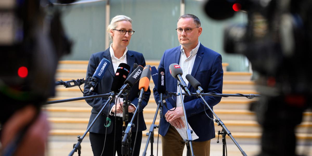 Az ítélet miatt élesen támadták a bíróságot az AfD vezetői, köztük Alice Weidel és Tino Chrupalla, a párt Bundestag-frakciójának két társelnöke