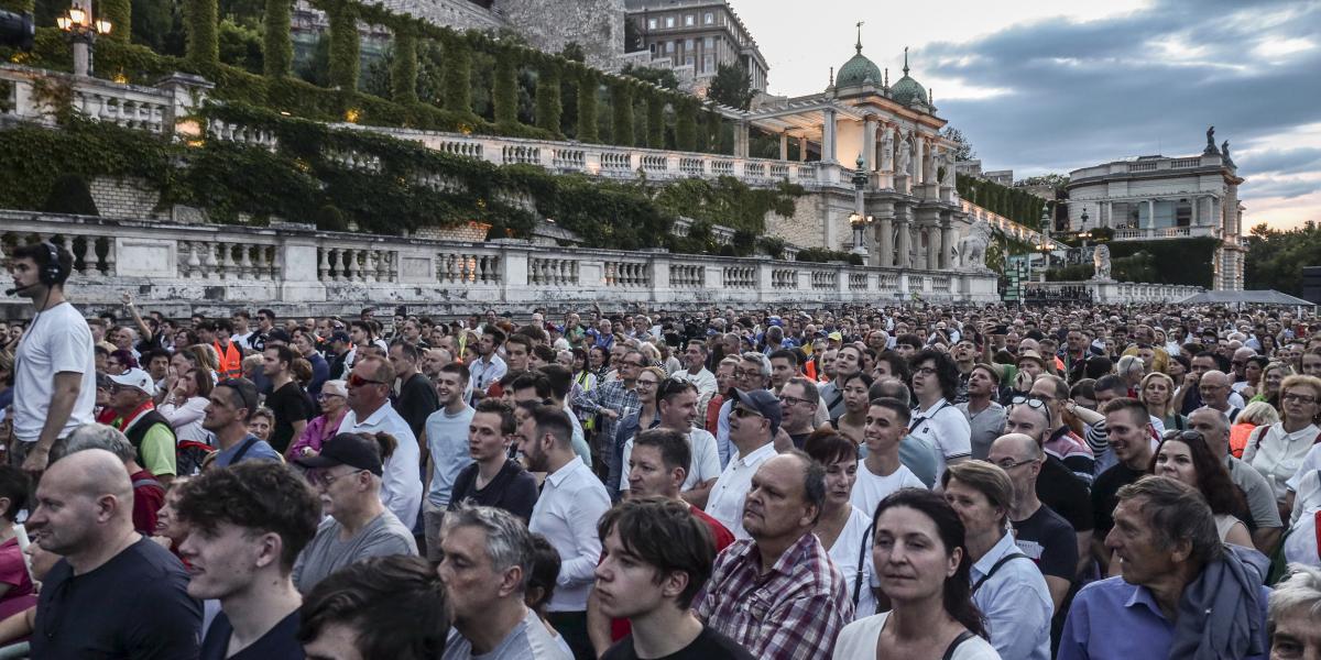 A Tisza Párt, a DK és a Kétfarkú Kutya Párt is mozgósított és híveik el is mentek a Várkert Bazárhoz