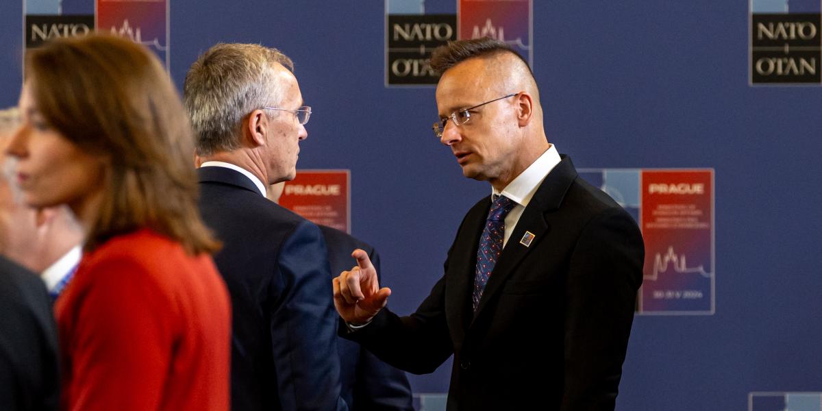 Jens Stoltenberg szerint a NATO-tagállamoknak leg­alább a jelenlegi szinten fenn kell tartaniuk az Ukrajnának nyújtott támogatást. De Magyarország nem hajlandó Ukrajna katonai képességeinek növelésére magyar pénzt fordítani