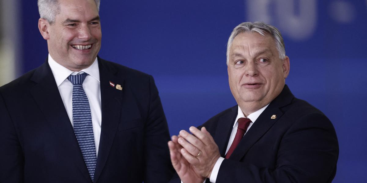 Karl Nehammer osztrák kancellár Orbán Viktorral Brüsszelben 2023. december 10-én