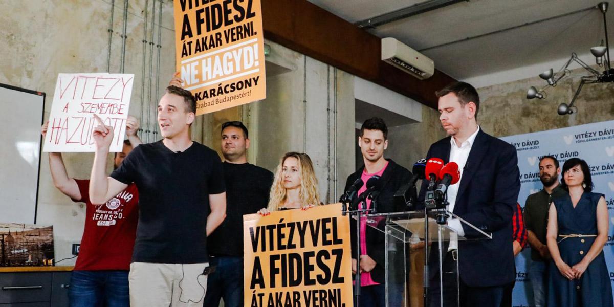 Párbeszédesek tiltakoztak Vitézy Dávid sajtótájékoztatóján tegnap. A politikusnak innentől nagyon nehéz lesz elhitetnie, hogy nem ez volt az eredeti forgatókönyv, s nem a kormánypárt embere