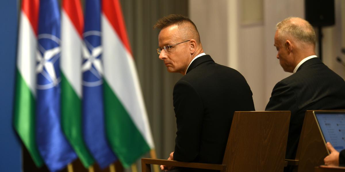 Szijjártó Péter Orbán Viktor és Jens Stoltenberg NATO-főtitkár közös sajtótájékoztatóján a Karmelitában június 12-én