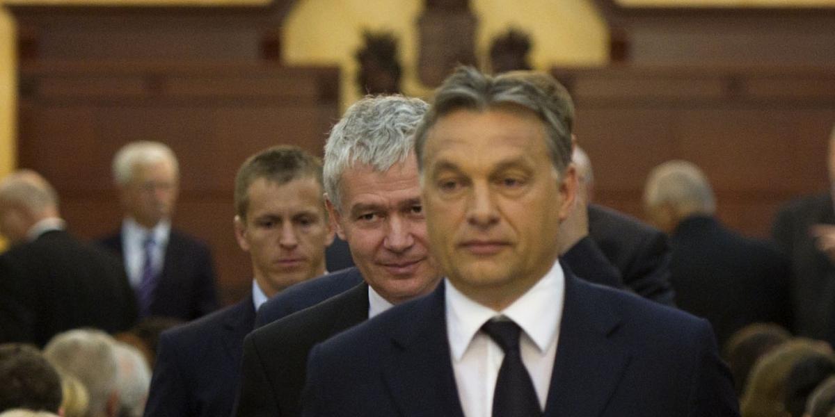 Polt Péter legfőbb ügyész Orbán Viktor miniszterelnök mögött látható Fotó: Népszava