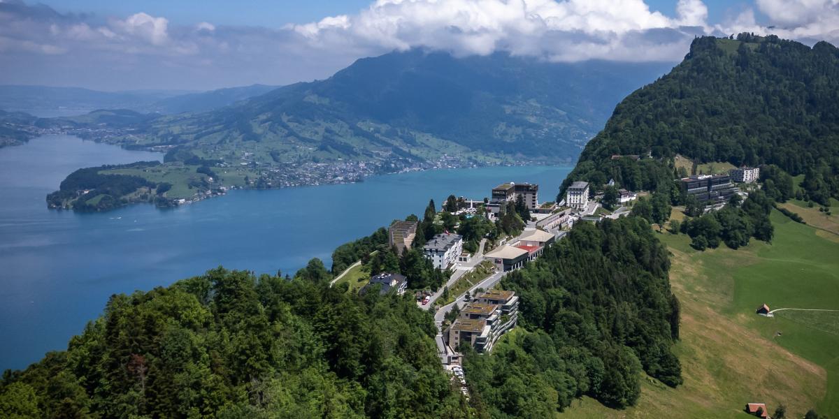  A francia elnök és a német kancellár is várhatóan ott lesz a Luzerni-tóra néző Bürgenstock üdülőhelyen tartandó találkozón, holott az átfedésben zajlik a G7-csoport olaszországi csúcstalálkozójával