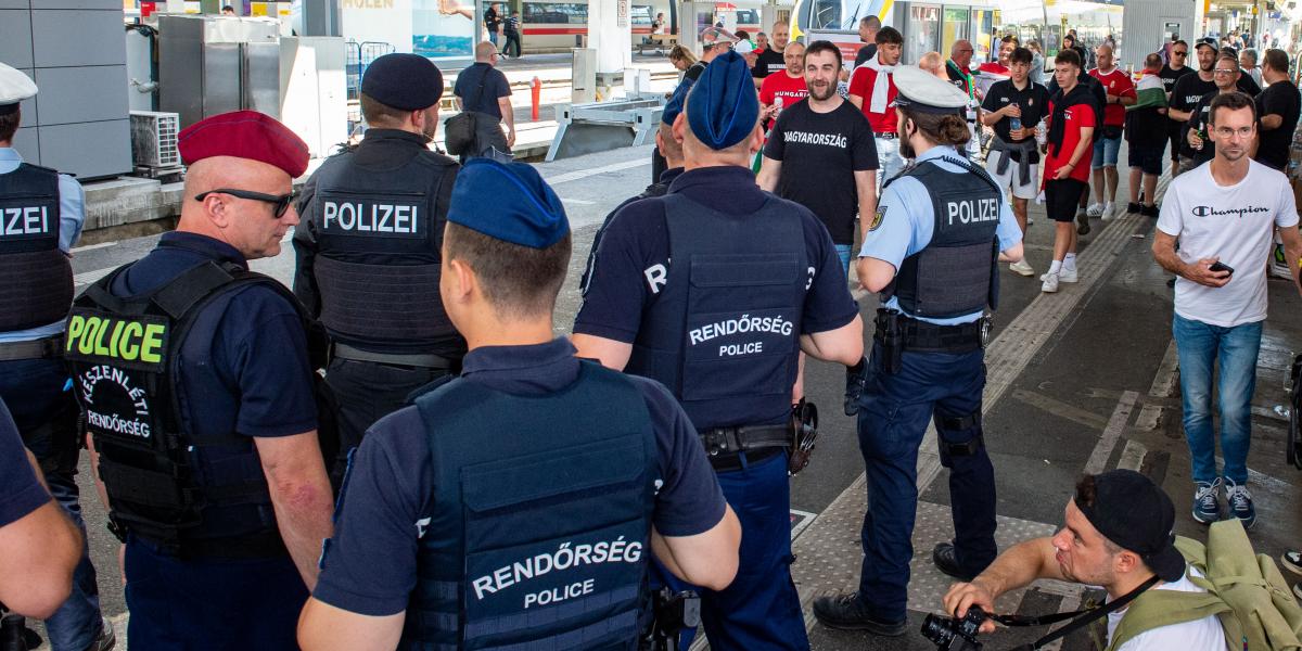 Német és magyar rendőrök is folyamatosan felügyelték a magyar szurkolókat Stuttgartban június 19-én