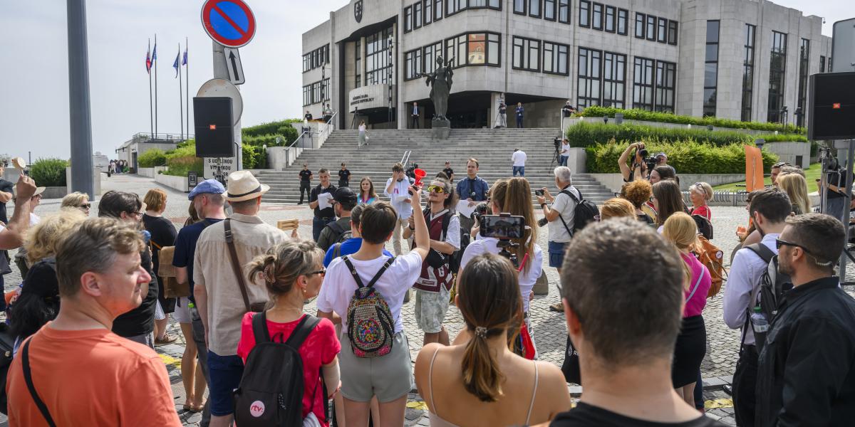 Tüntetés az új „engedelmes” médiatörvény elfogadása ellen