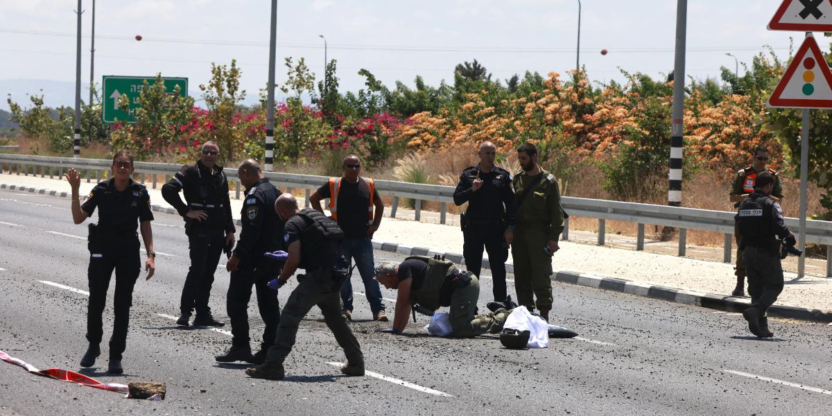 Helyszínel az izraeli rendőrség  Nahariya közelében a Hezbollah dróntámadása után augusztus 6-án 