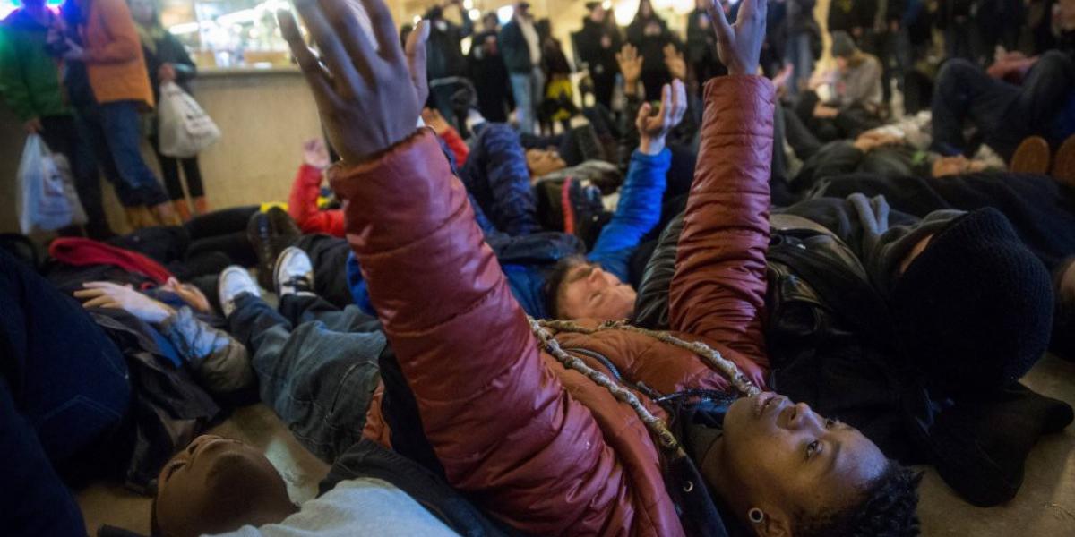 Földre fekve tiltakoztak a New York-i főpályaudvaron FOTÓ: EUROPRESS/GETTY IMAGES/ANDREW BURTON