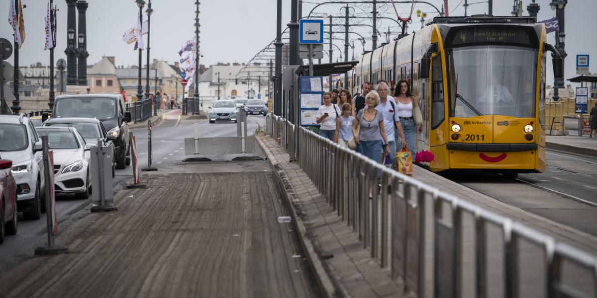 Megszokott nyári fővárosi utcakép. Könnyebb összeszámolni, hány helyen nincs valamilyen munka az utakon