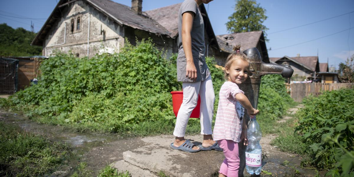 Főként nők és gyerekek cipekednek, a férfiak napszámban vannak