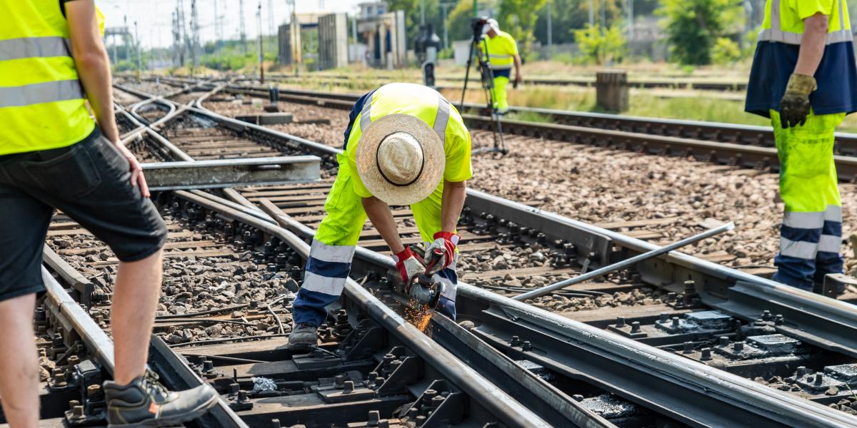 A kárelhárításon dolgozó munkások a baleset helyszínén augusztus 26-án 