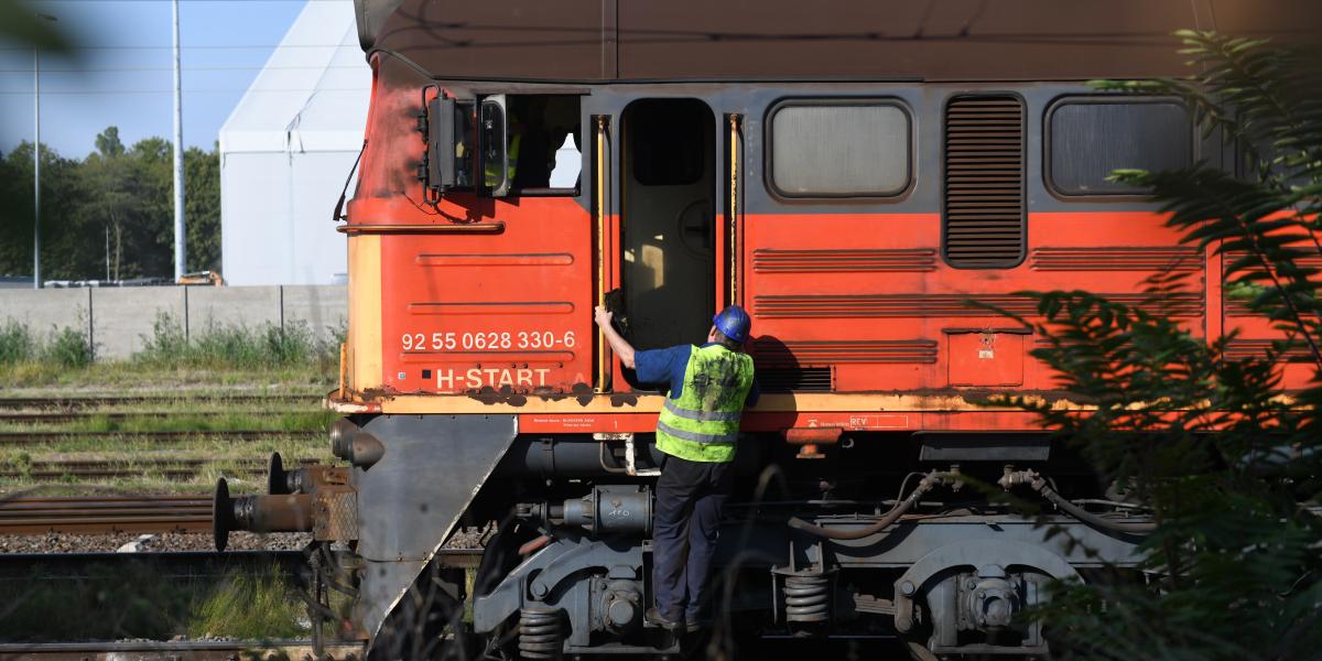 Kármentesítés a baleset helyszínén augusztus 26-án. A vagonokról lekapcsolt mozdony 