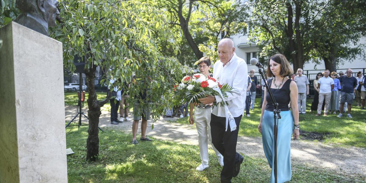 Széchenyi Ágnes, Földes György és Hompola Krisztina Fejtő Ferenc szobránál 