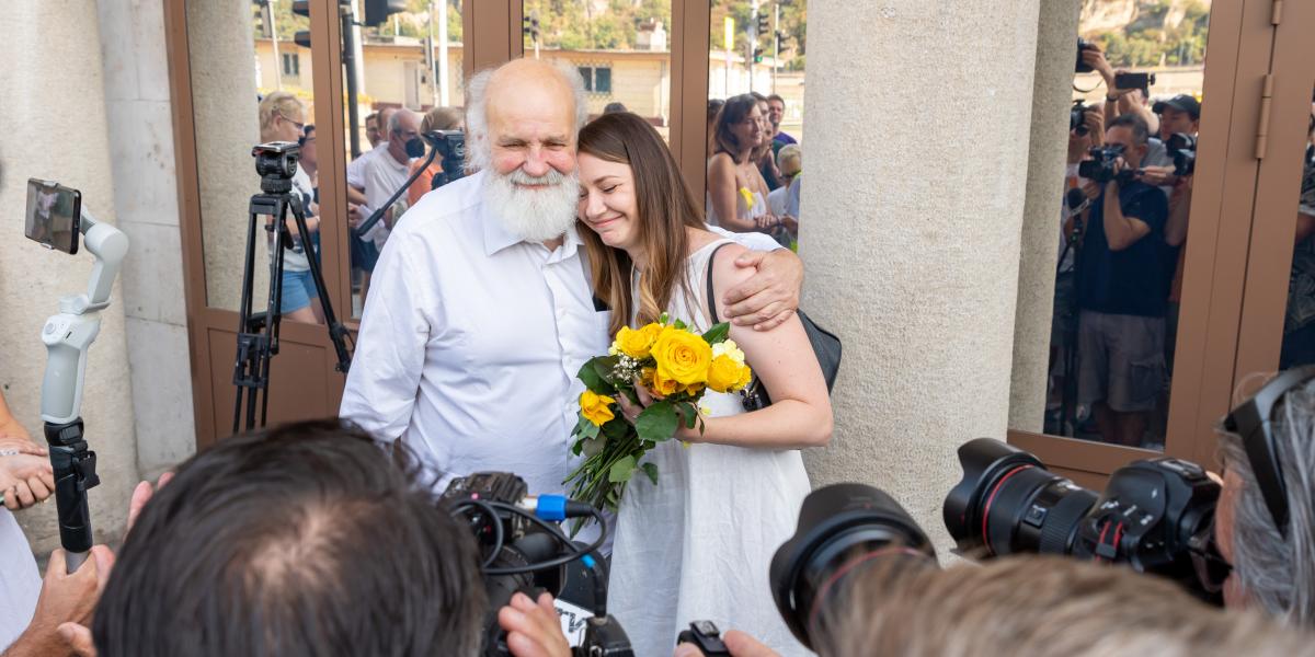 Iványi Gábor és Donáth Anna az ügyészség előtt