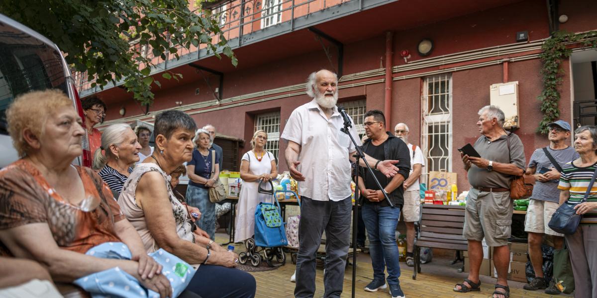 „Itt is egy gyermekeket segítő igaz emberről szól a történet, aki hajthatatlanul idealista és romlatlan.”