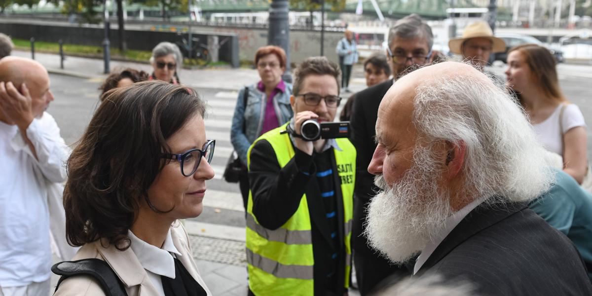 Szél Bernadett és Iványi Gábor a kihallgatás előtt 