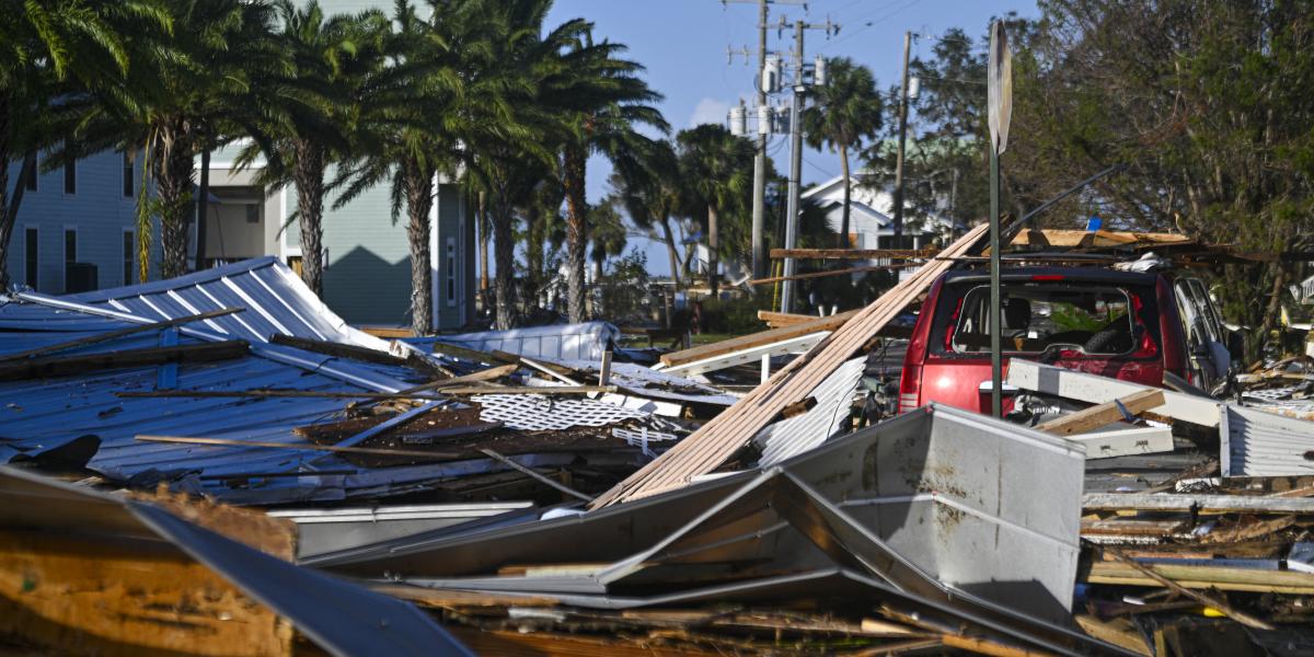 A Helene hurrikán által hátrahagyott törmelékek a floridai Cedar Key-ben