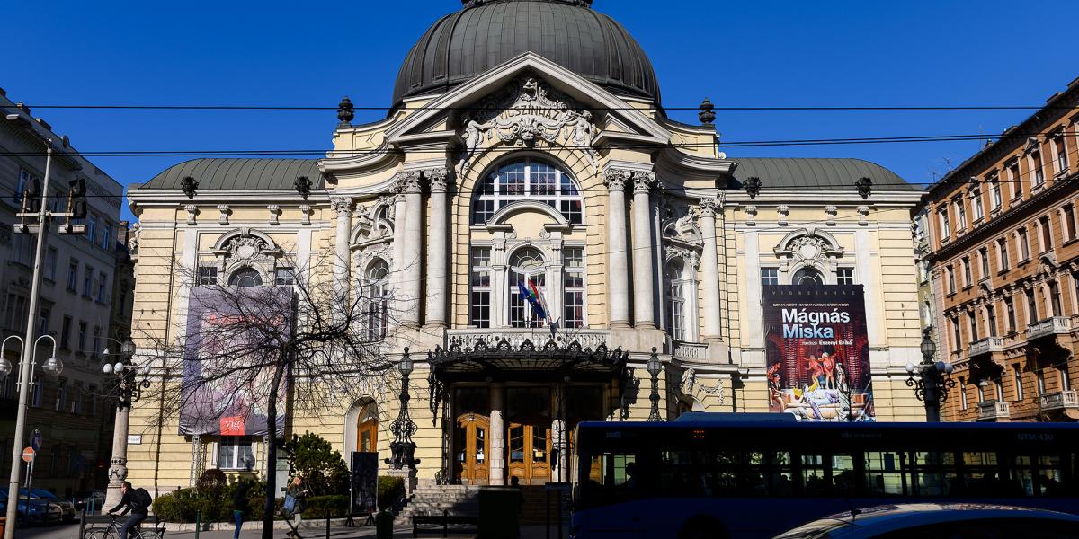 Részvényesek
pénzéből
épült színházat
mentett a keleti
blokk a Duna
királynőjének
szívében, s tette
a néphadsereg
színházává – az
épület ma a főváros
tulajdona