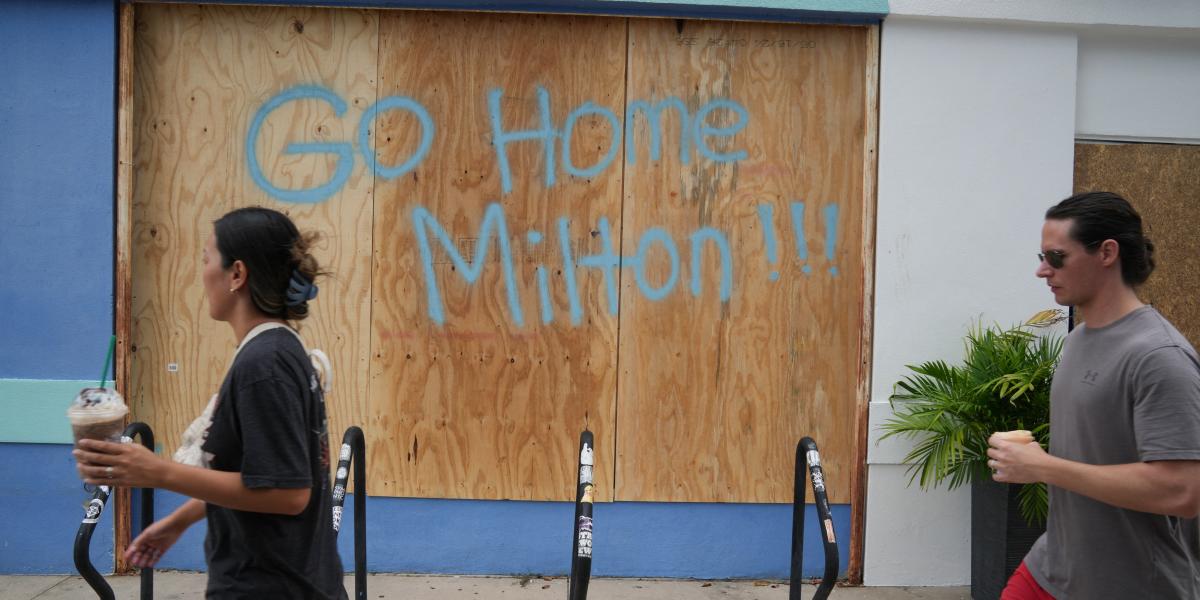 Floridában rengeteg üzlet bejáratét deszkázták be a hurrikán miatt