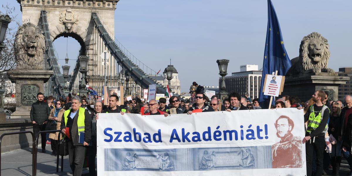 Tiltakozás 2019 márciusában. Ugyanazokat a köröket futják