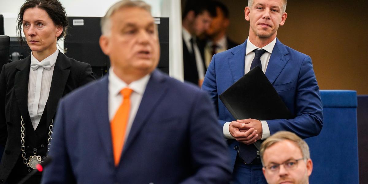 Orbán Viktor beszél, a botrányba került politikai igazgatója ül, Magyar Péter várakozik