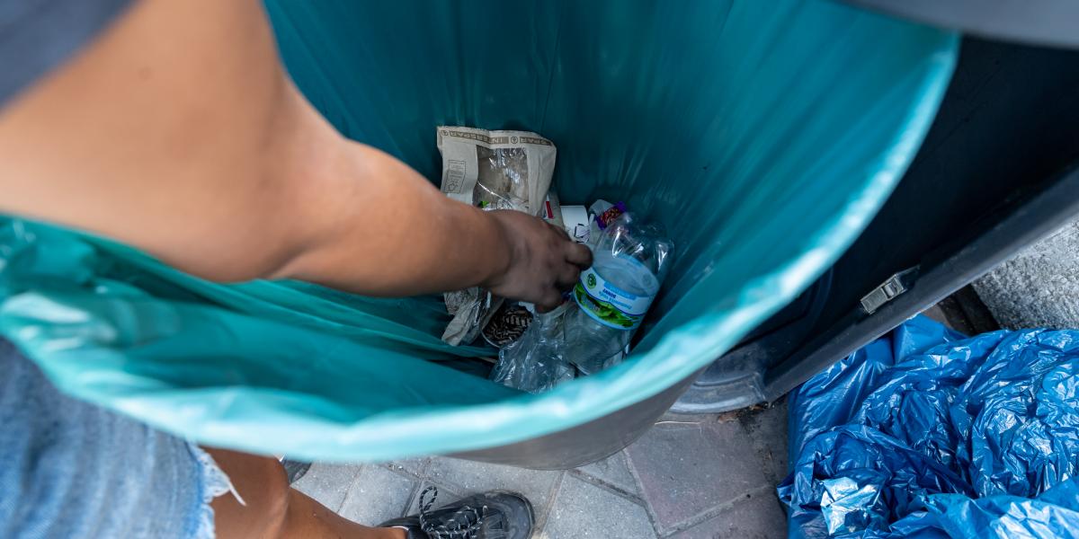 A magyarok mellett külföldiek, például távol-keleti emberek is megjelentek a visszaváltható palackokat guberálók között