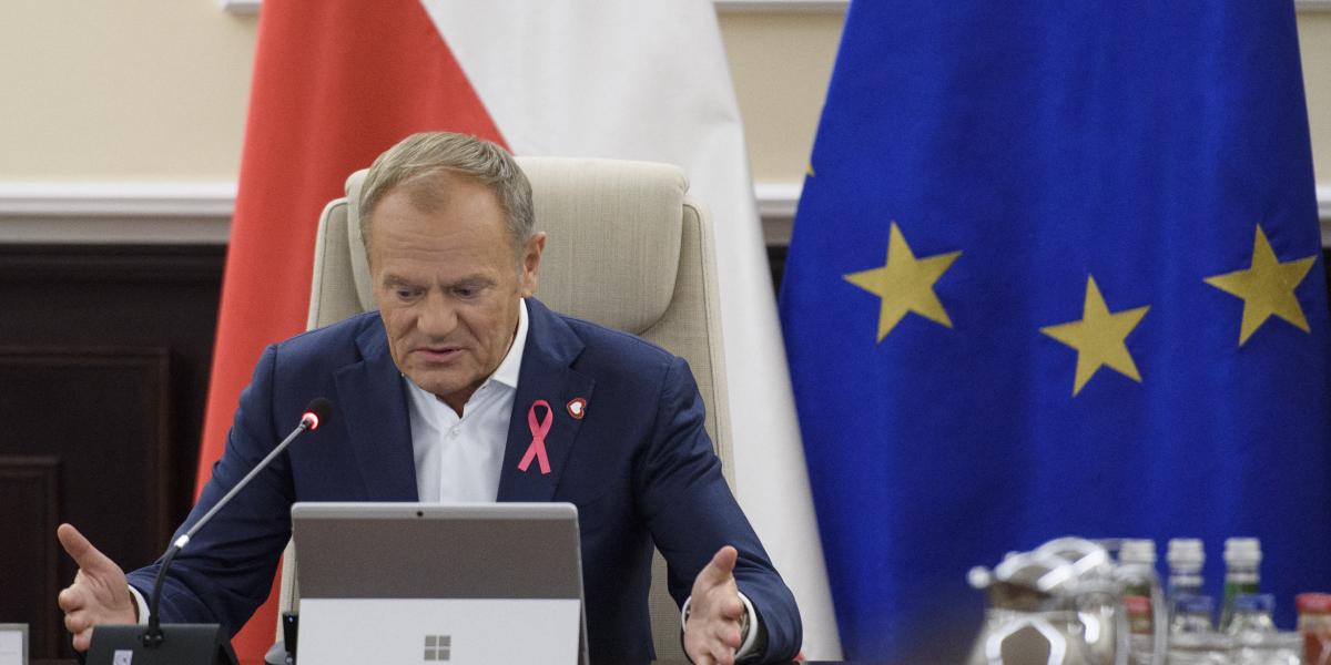  Donald Tusk szerint a menedékjog alkalmazásának felfüggesztésére is szükség lehet, hogy választ adjanak a Minszk és Moszkva által az Unió ellen folytatott hibrid háborúra