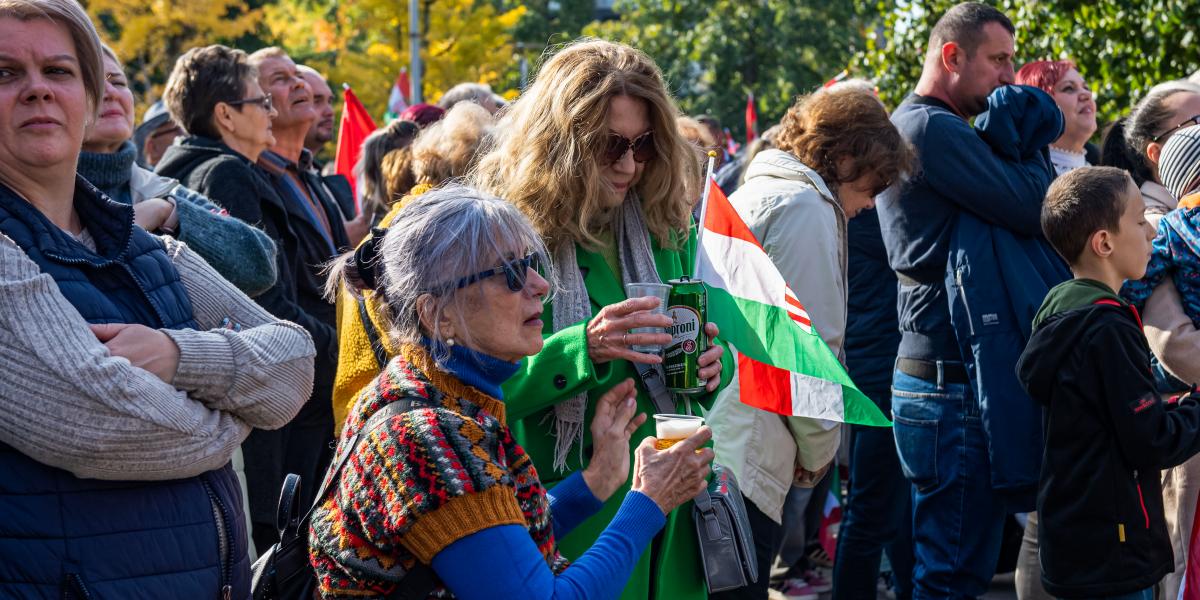 Hallgatók a kormánypárti gyűlésen. Próbálták tartani a lépést