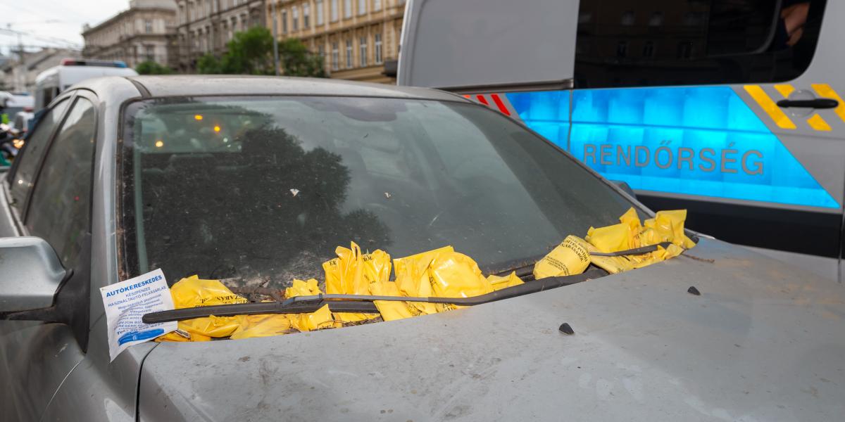 Több hét alatt felhalmozódott fizetési felszólítások a szélvédőn