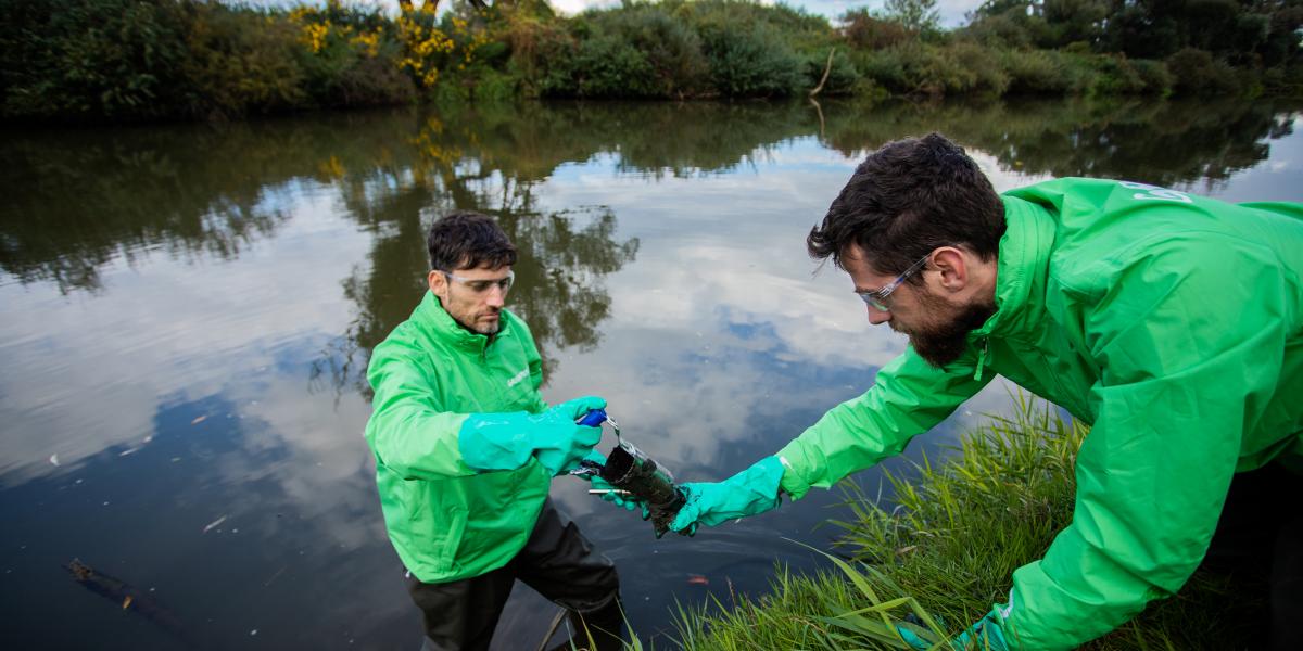 A Greenpeace munkatársai rendszeresen ellenőrzik vizeink állapotát