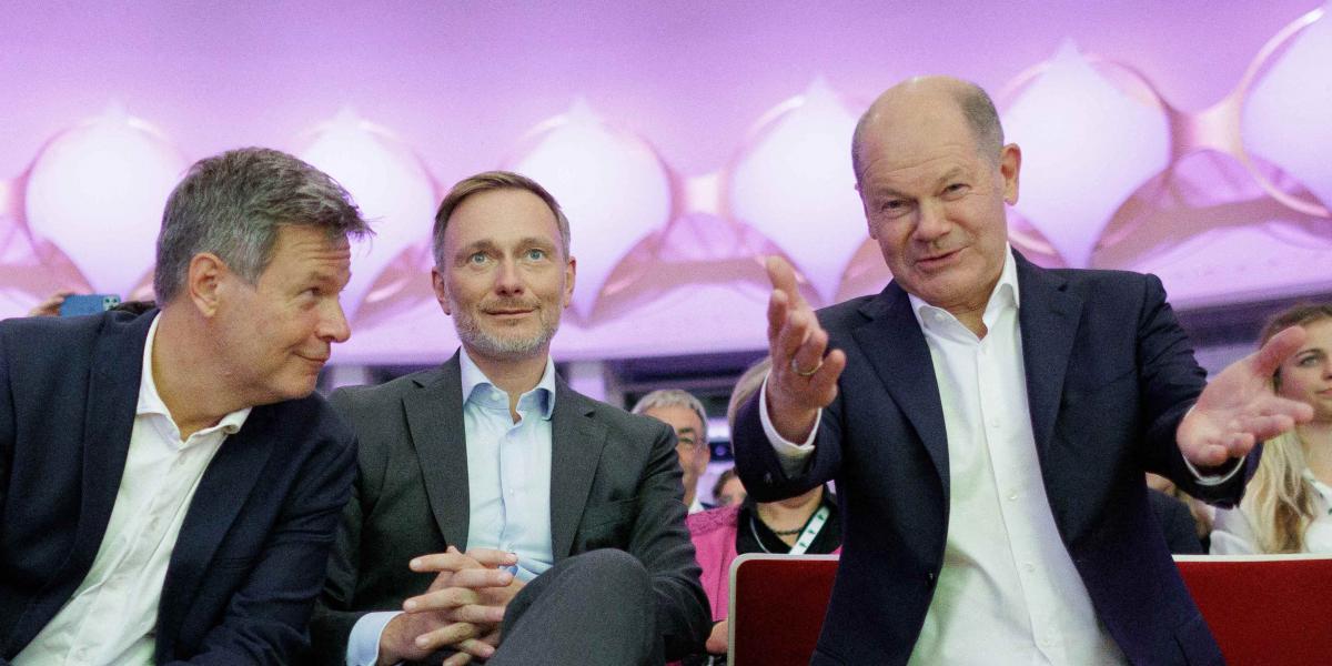 Robert Ha­beck gazdasági és Christian Lindner pénzügyminiszter Olaf Scholz kancellárral