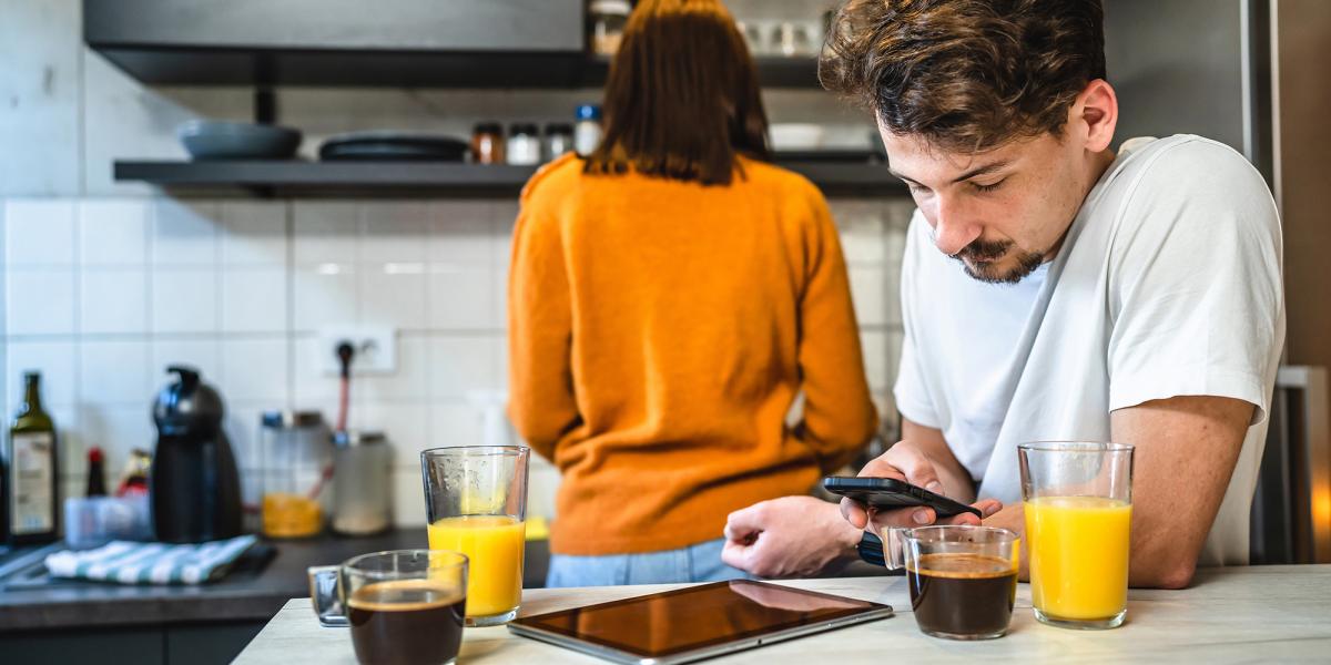 Hány joule kell
egy jó házassághoz?
Hányszor
kell lemondanunk
a büszkeségünkről,
megbocsátani
megbocsáthatatlannak
vélt
dolgokat?