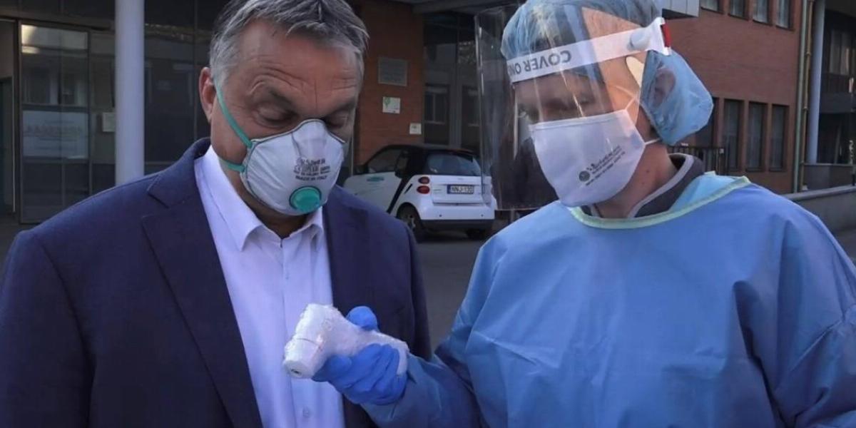 Orbán Viktor miniszterelnök a szekszárdi kórháznál a Covid-járvány idején