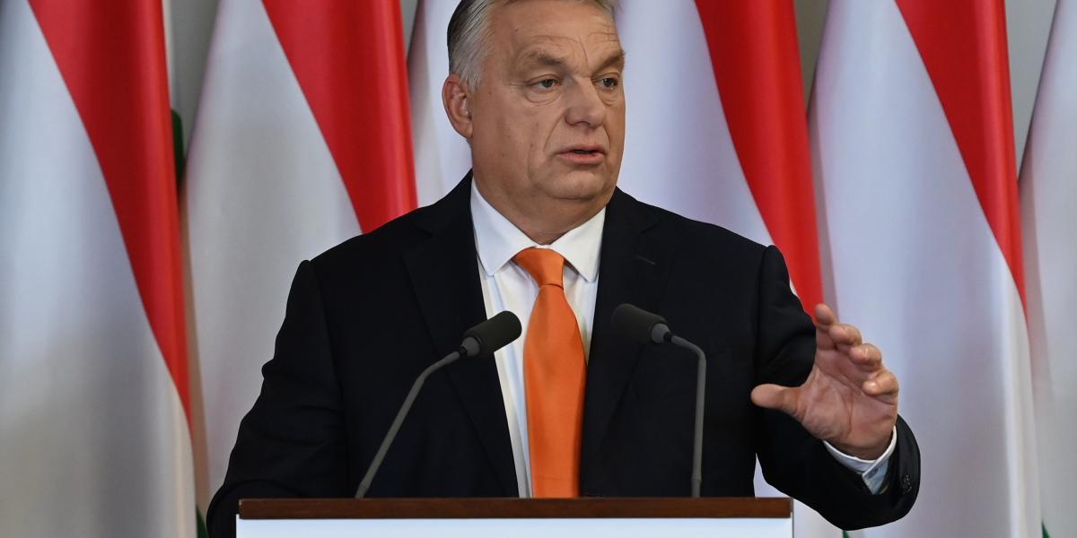 Orbán Viktor beszédet mond a hároméves bérmegállapodás aláírásán a Karmelita kolostorban november 25-én 